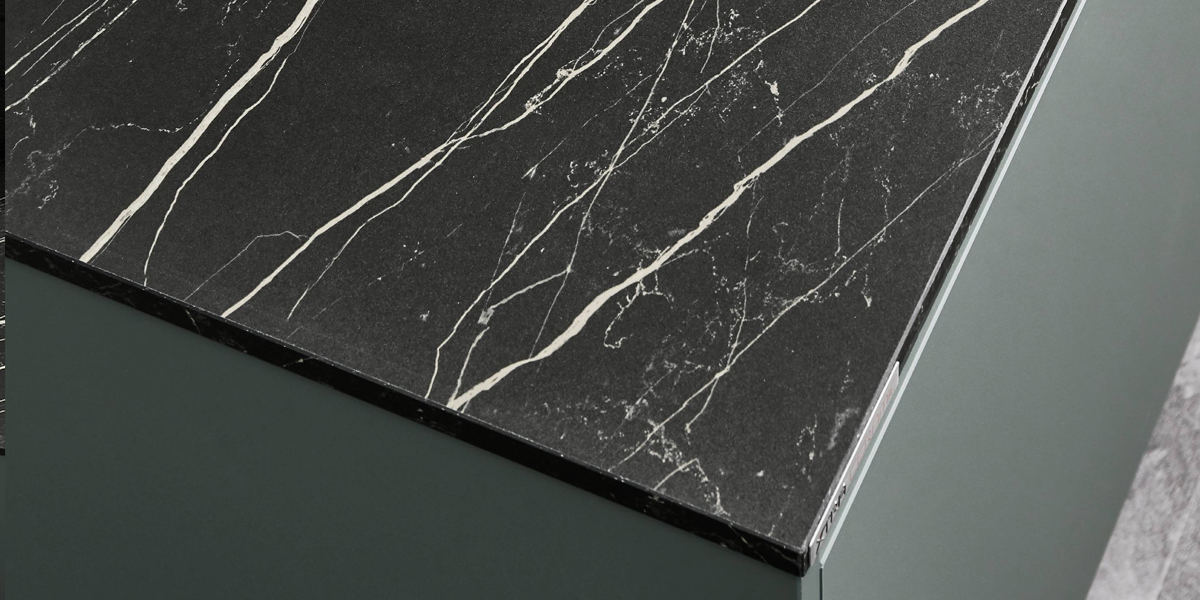 Werkbladen moeten bestand zijn tegen de meest uiteenlopende keukentaken en garant staan voor maximale hygiëne en duurzaamheid. Ze vormen ook een opvallend designelement. Bij ons vindt u keukenwerkbladen in talloze kleuren en texturen.