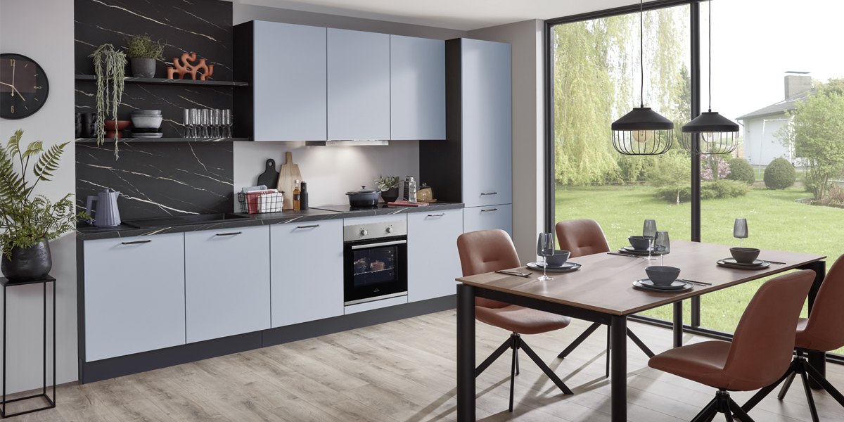 Alles in één blok? Precies! Zo praktisch kan de keukenindeling zijn. Met een lijnkeuken hebt u minder ruimte nodig maar haalt u er maximaal profijt uit. We helpen u graag bij de planning en uitvoering van deze compacte en intelligente oplossingen.