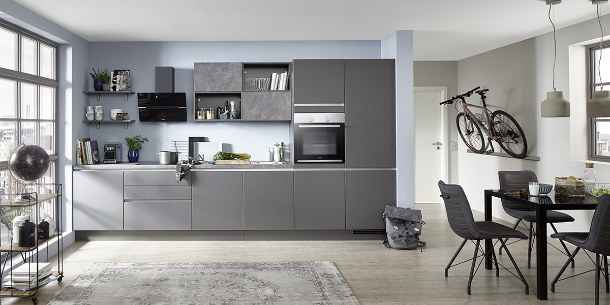 Alles in één blok? Precies! Zo praktisch kan de keukenindeling zijn. Met een lijnkeuken hebt u minder ruimte nodig maar haalt u er maximaal profijt uit. We helpen u graag bij de planning en uitvoering van deze compacte en intelligente oplossingen.