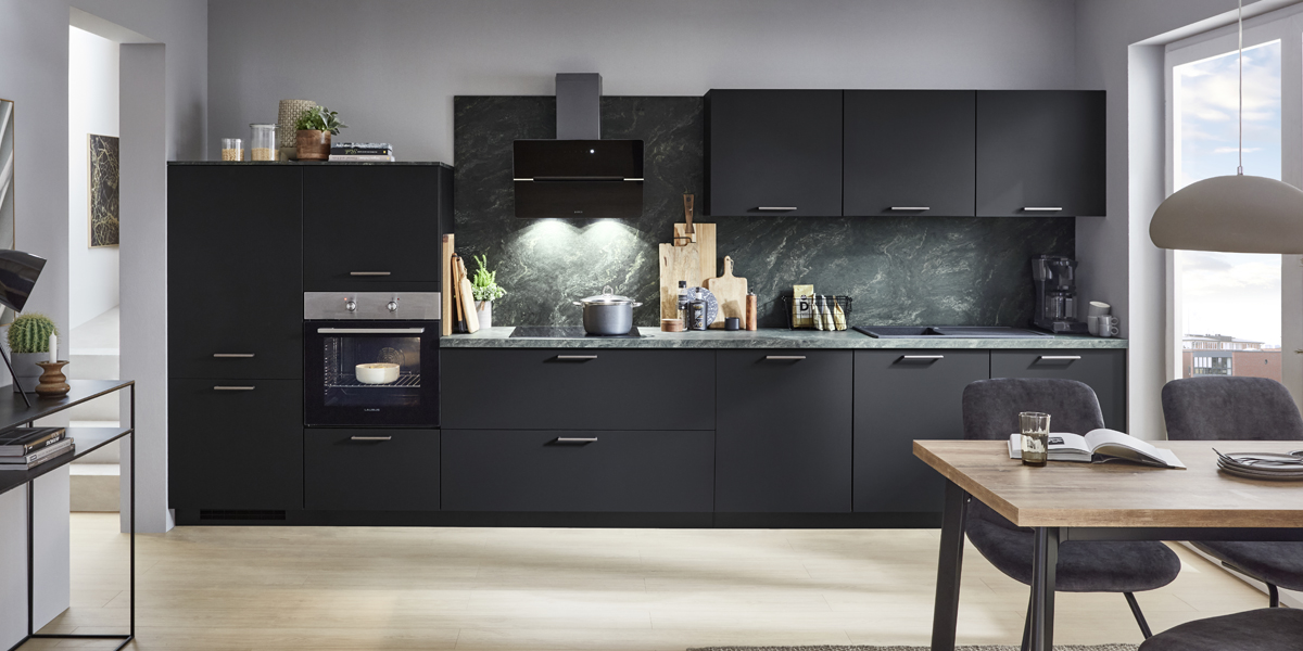 Alles in één blok? Precies! Zo praktisch kan de keukenindeling zijn. Met een lijnkeuken hebt u minder ruimte nodig maar haalt u er maximaal profijt uit. We helpen u graag bij de planning en uitvoering van deze compacte en intelligente oplossingen.