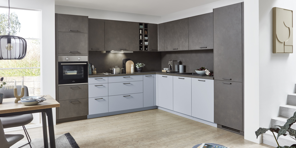 Voor veel plattegronden biedt ze de ideale vorm: de klassieke L-keuken met speciale hoekoplossingen voor kasten en een centrale werkruimte. Dit soort keuken zorgt voor kortere loopwegen, zodat u direct kunt koken en uw creaties een bijzondere toets kunt geven.